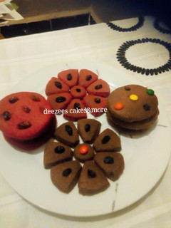 A picture of Raisins&chocolate cookies.