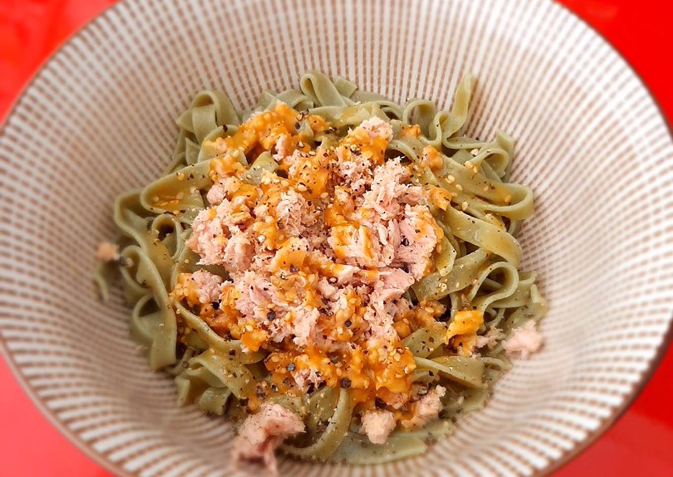 Nidos de pasta con atún y salsa de mostaza y miel