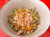 Nidos de pasta con atún y salsa de mostaza y miel