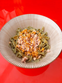Una foto de Nidos de pasta con atún y salsa de mostaza y miel