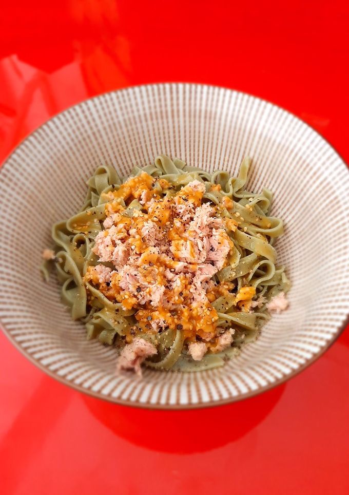 Una foto de Nidos de pasta con atún y salsa de mostaza y miel