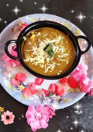 A picture of Palak paneer.