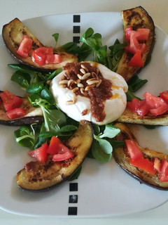 Una foto de Ensalada de berenjena con burrata