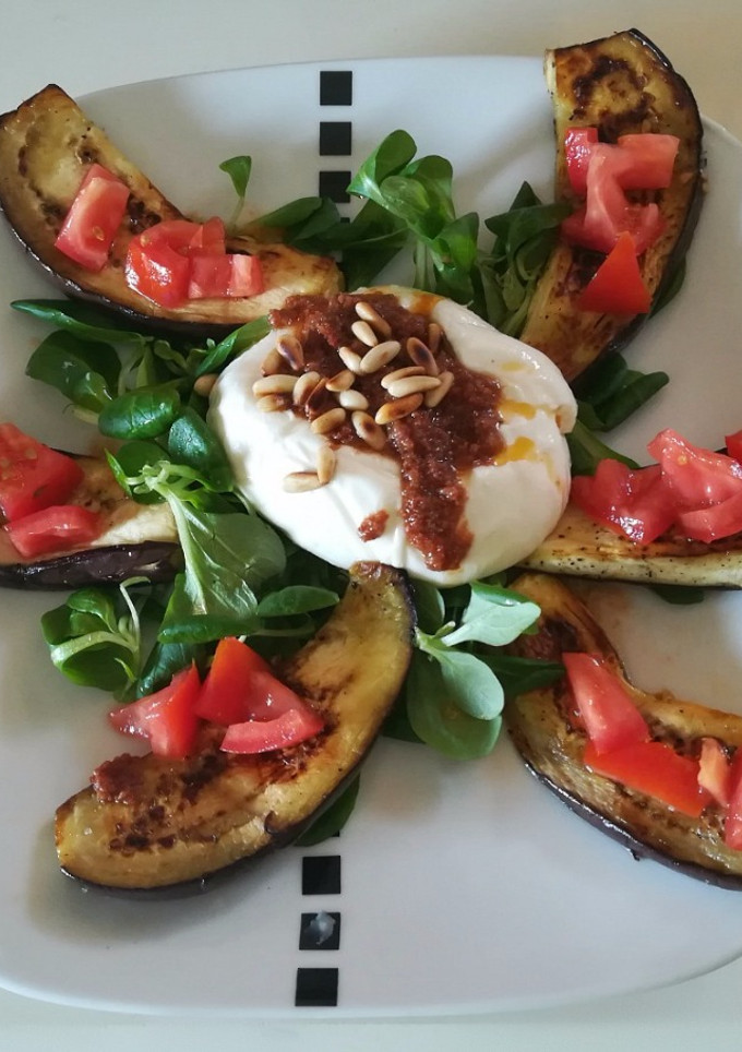 Una foto de Ensalada de berenjena con burrata