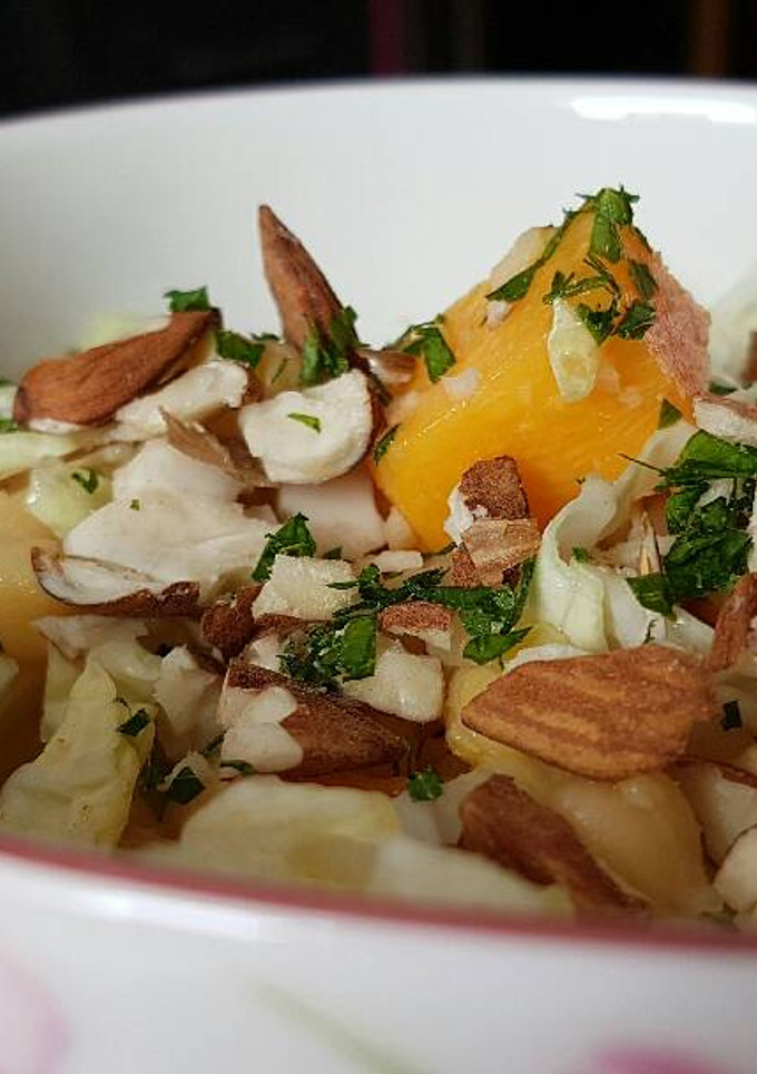 Una foto de Ensalada de garbanzos y col