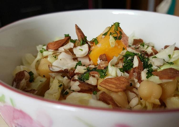 Ensalada de garbanzos y col