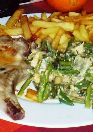 Una foto de Chuletas de cerdo con guarnición de verduras y patatas