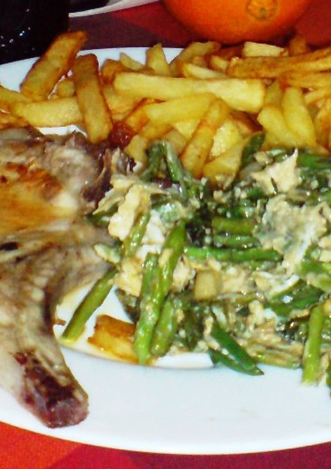 Una foto de Chuletas de cerdo con guarnición de verduras y patatas