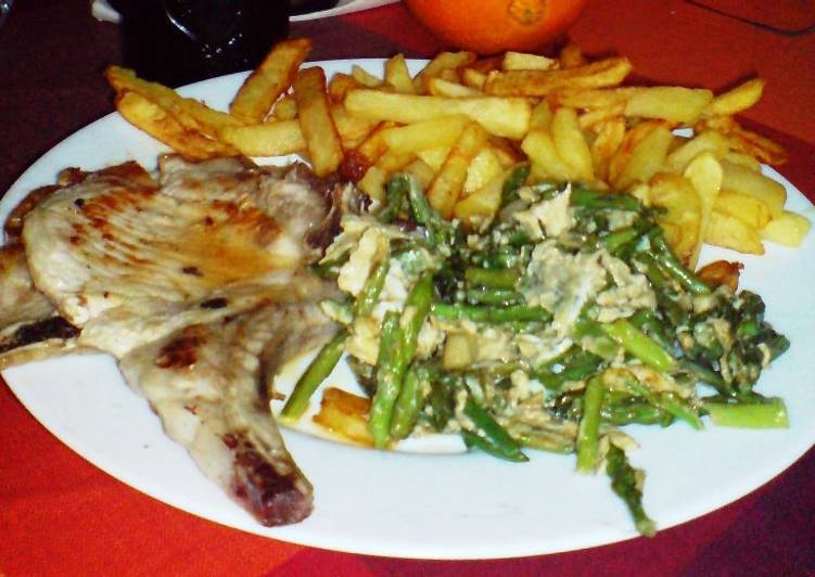 Chuletas de cerdo con guarnición de verduras y patatas