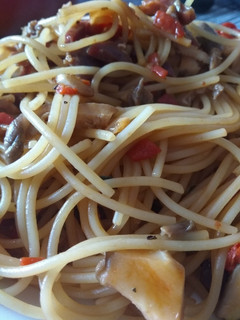 Una foto de 🍝 Pasta con setas y jamón