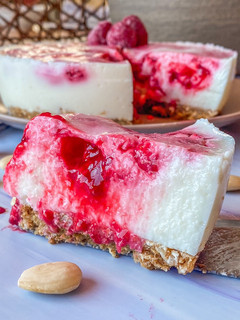 Una foto de Tarta fría de kéfir con base de almendra