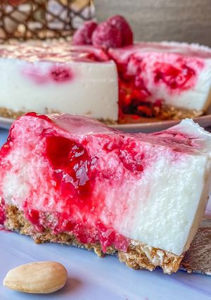 Una foto de Tarta fría de kéfir con base de almendra