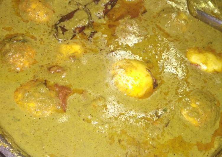 Recipe of Delicious Spicy masala eggs in spinach gravy