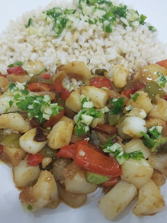 Una foto de Wok de verduras con calamares, y vinagreta