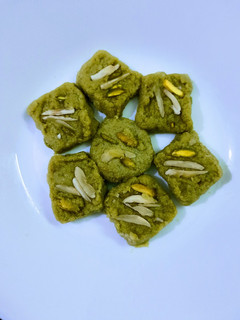 लौकी के छिलके की बर्फी (lauki e chilke ki barfi recipe in Hindi) रेसिपी मुख्य फोटो