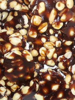 शेंगदाणा चिक्की (shengdana chikki recipe in marathi) रेसिपी चे मुख्य फोटो