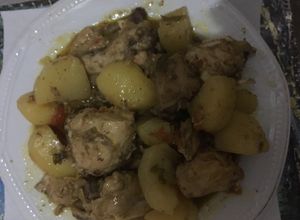 Una foto de Pollo con papas