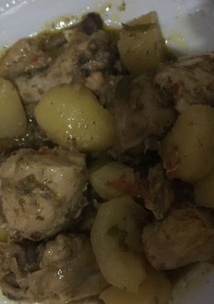 Una foto de Pollo con papas