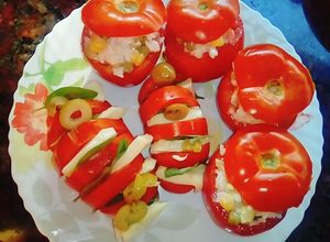 Una foto de Dos formas diferentes de preparar tomates!! 💜