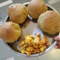Bathua Methi puri A picture of Bathua Methi puri.