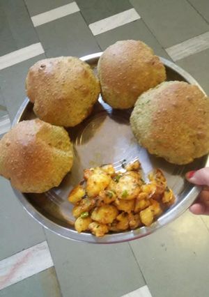 A picture of Bathua Methi puri.