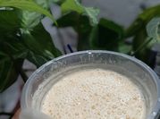 Una foto de jugo de fruta de licuado