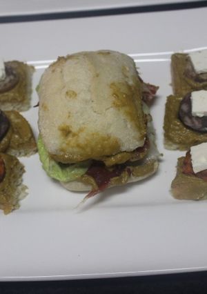 Una foto de Panecillos con jamón y buena compañía