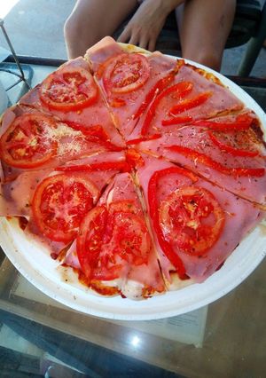 Una foto de Pizza casera tomate y queso 😋😋