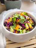 Ensalada crujiente de col morada y zanahoria estilo asiático