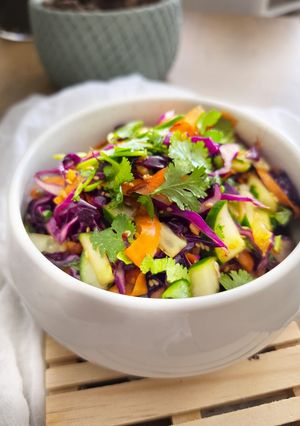 Una foto de Ensalada crujiente de col morada y zanahoria estilo asiático