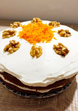 Una foto de Carrot cake o tarta de zanahoria con frosting de queso 🥕