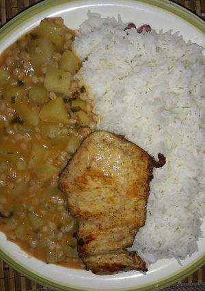 Una foto de Guiso de trigo con papas y pollo frito