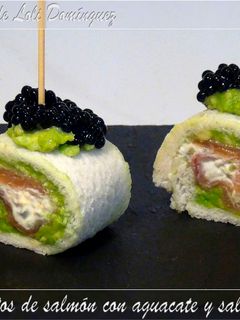 Una foto de Rollitos de salmón con aguacate y salsa tártara
