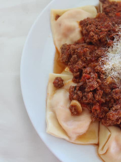 Una foto de Raviolones de calabaza y queso