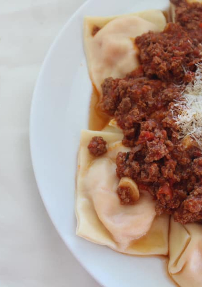 Una foto de Raviolones de calabaza y queso