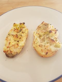 Una foto de Patatas asadas rellenas con salmón ahumado, encurtidos y eneldo