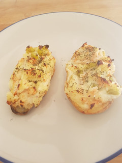 Una foto de Patatas asadas rellenas con salmón ahumado, encurtidos y eneldo