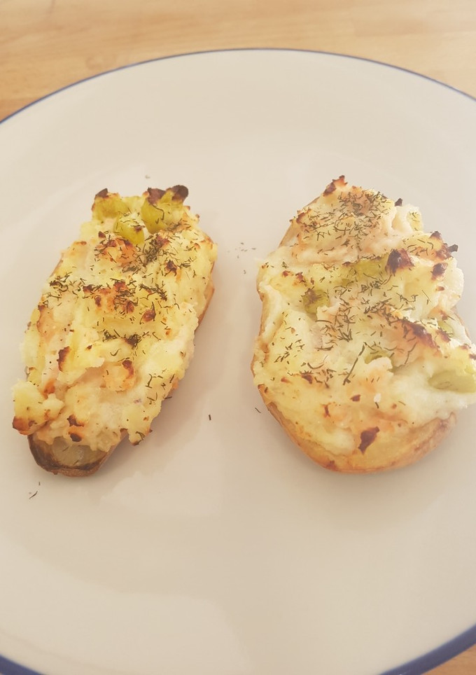 Una foto de Patatas asadas rellenas con salmón ahumado, encurtidos y eneldo