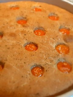 Foto di Focaccia al farro con pomodorini