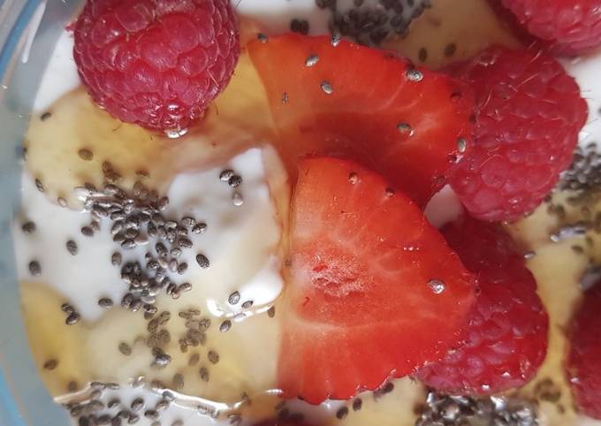 Vegan strawberry and raspberry overnight oats