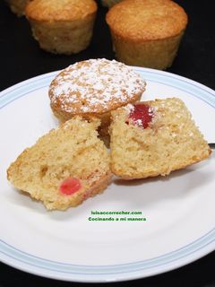 Una foto de Muffins de crema agria, polvorones y cerezas confitadas