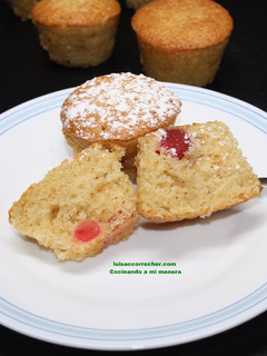 Una foto de Muffins de crema agria, polvorones y cerezas confitadas