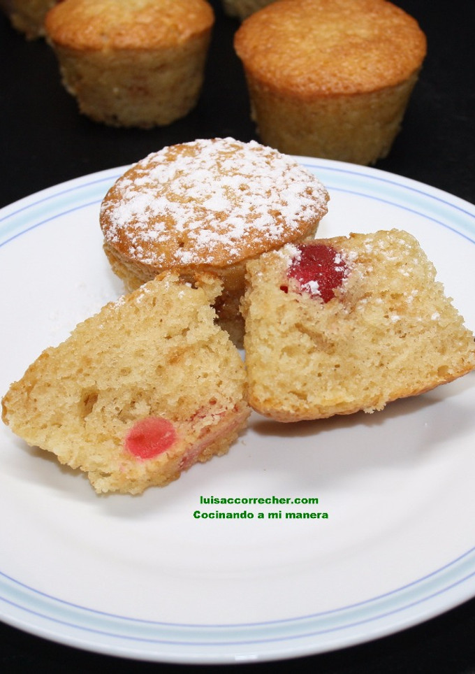 Una foto de Muffins de crema agria, polvorones y cerezas confitadas