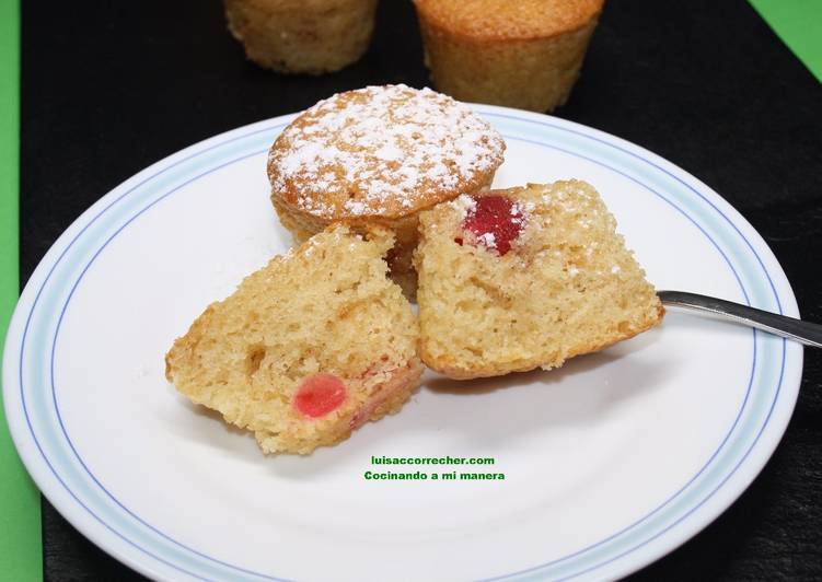 Muffins de crema agria, polvorones y cerezas confitadas