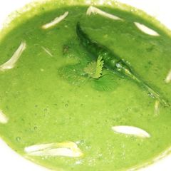 A picture of Hara dhania kache tamator ki chutney.