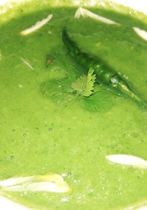 A picture of Hara dhania kache tamator ki chutney.