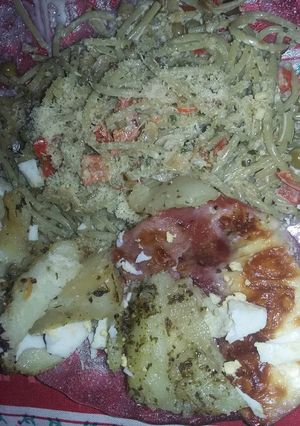 Una foto de Fideos de espinaca a la crema y papas al horno