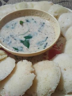 सूजी की इडली और नारियल की चटनी (suji ke idli aur nariyal ki chutney recipe in Hindi) रेसिपी मुख्य फोटो