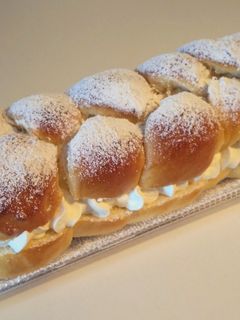 Una foto de Trenza de brioche rellena de nata