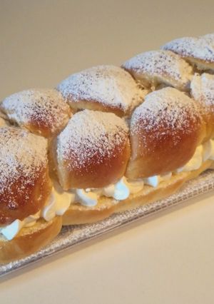 Una foto de Trenza de brioche rellena de nata